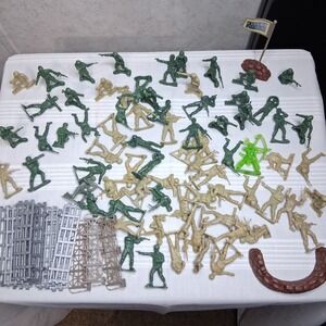 88 Pieces Toy Plastic Soldiers Fence 2" Green Beige Gray